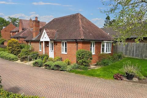2 Copperwood Close, Liphook, GU30 7GS
