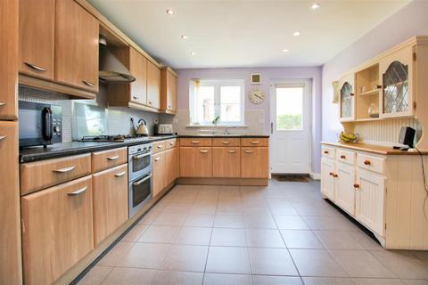 4 bedroom house for sale, Swallow Close, upperArmley, Leeds