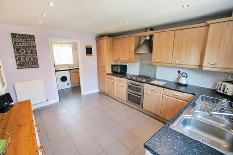 4 bedroom house for sale, Swallow Close, upperArmley, Leeds