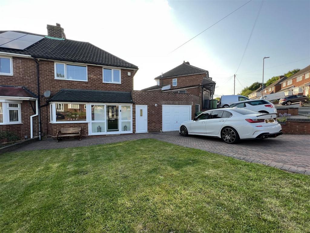 Beechey Close, Great Barr, Birmingham 3 bed semidetached house £315,000
