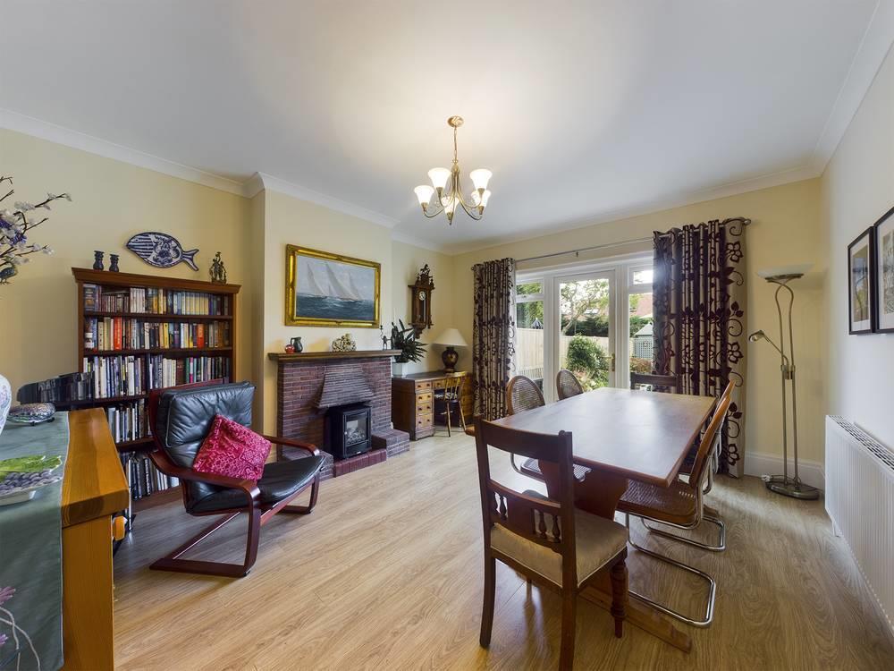 Dining room: