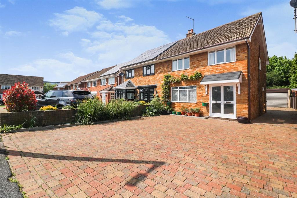 Sakins croft, Harlow 3 bed semidetached house for sale £400,000