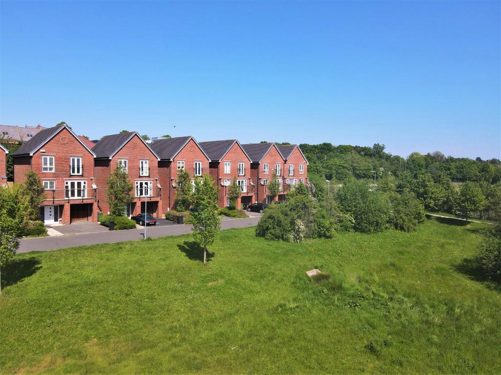 Detached family home in Repton Park, No chain! 4 bed detached house for