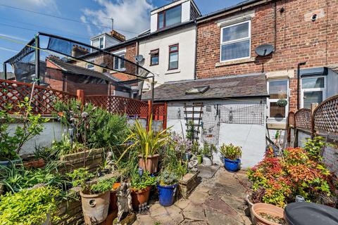 35 Avenue Grove, Harrogate, HG2 7PD