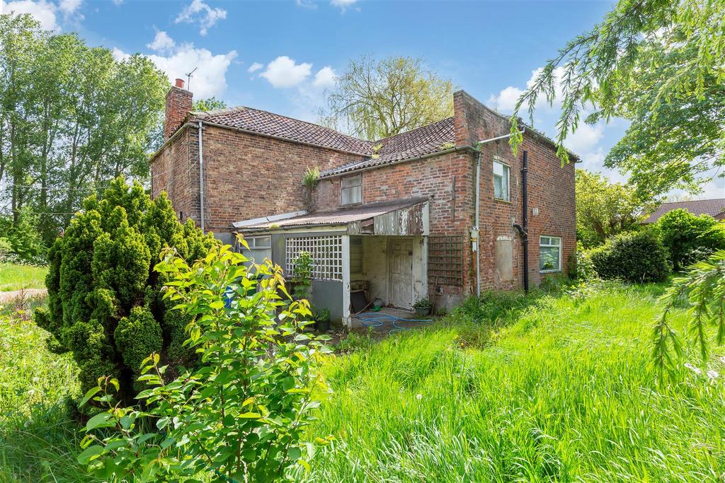 Main Road, Newport, Brough 4 bed detached house for sale £250,000