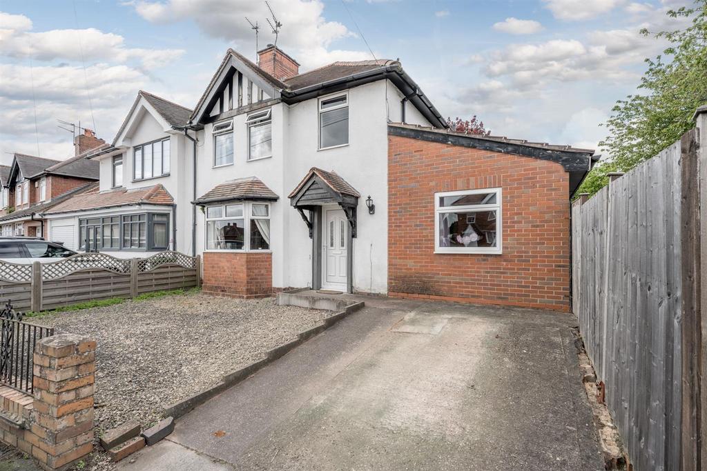 Lady Greys Walk, Stourbridge, DY8 3RA 3 bed semidetached house for