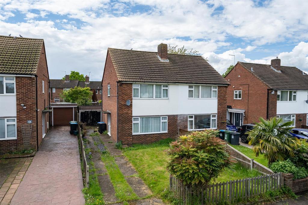 Trebellan Drive, Hemel Hempstead 3 bed semidetached house for sale £