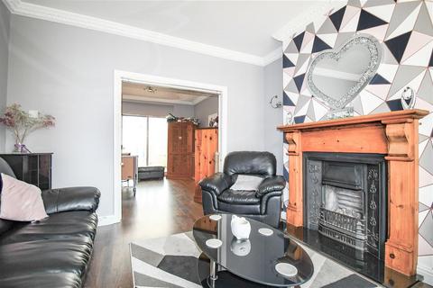 3 bedroom semi-detached house for sale - Kingsley Avenue, Hull