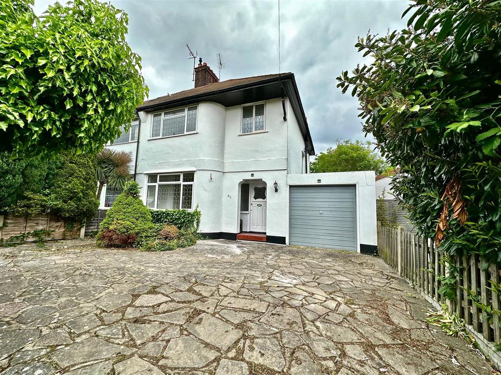 St James Gardens, Westcliff On Sea, Essex 3 bed semidetached house £1,600 pcm (£369 pw)