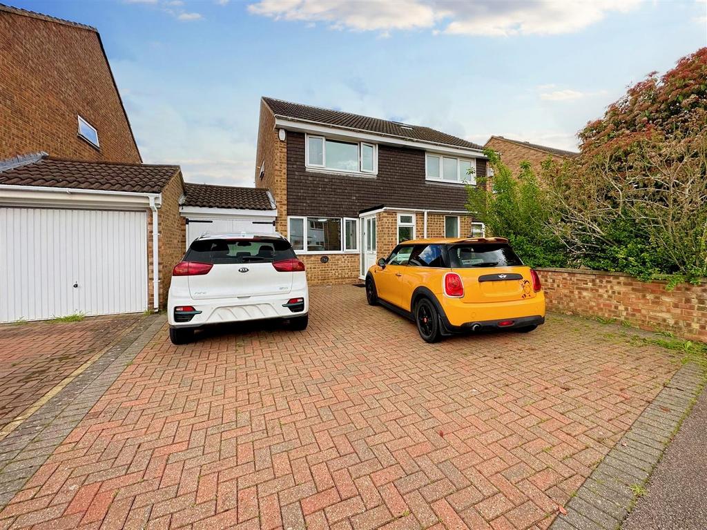 Hunter Drive, Bletchley, Milton Keynes 2 bed semidetached house for