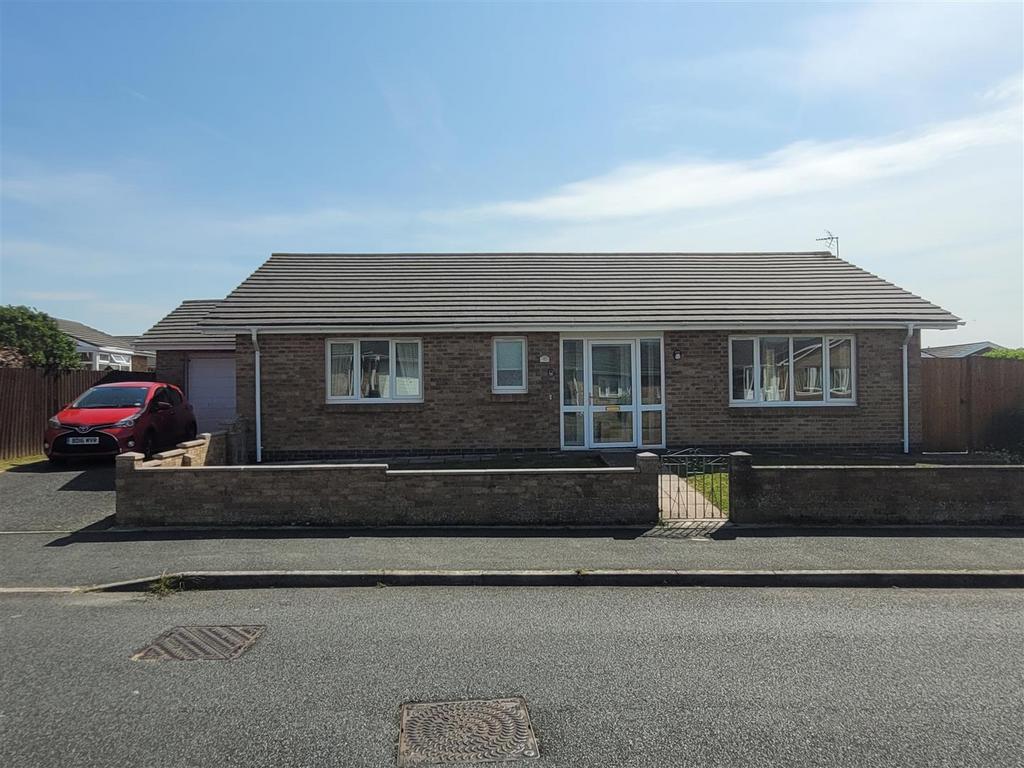 32 Skomer Drive, Milford Haven SA73 2RF 3 bed bungalow for sale £275,000