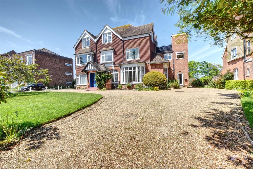 Hastings Road, BexhillOnSea 2 bed flat for sale £195,000