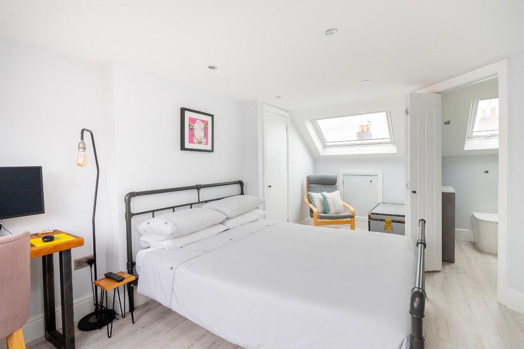 DAORHGIELNOVA98 - Bedroom J.jpg