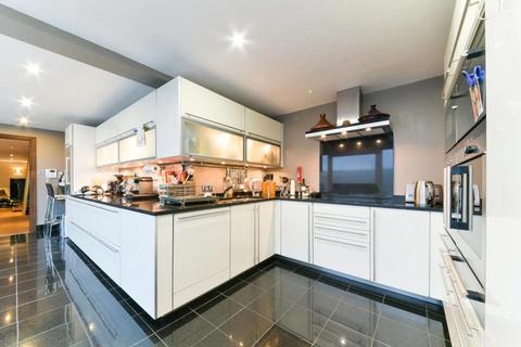 4 bedroom apartment to rent, Parkgate Road, Battersea, SW11