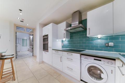 4 bedroom flat to rent, Queen's Gate, SW7