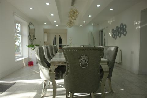 15 Low Vale Drive, Oldham, OL8 4BE