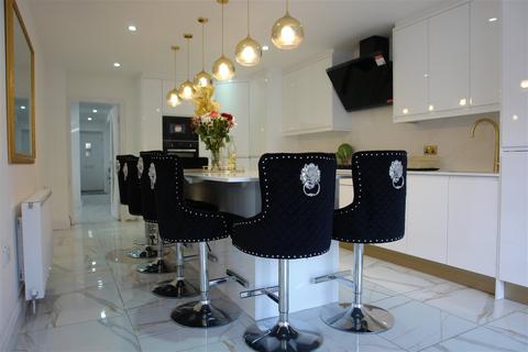 15 Low Vale Drive, Oldham, OL8 4BE