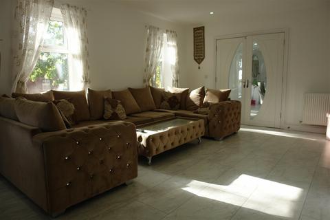 15 Low Vale Drive, Oldham, OL8 4BE