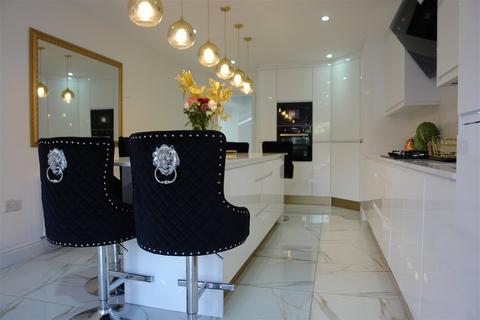 15 Low Vale Drive, Oldham, OL8 4BE