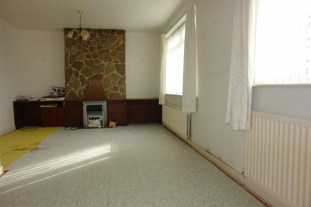 Oakbank Avenue, Chadderton, Oldham, OL9 0PP 2 bed semidetached