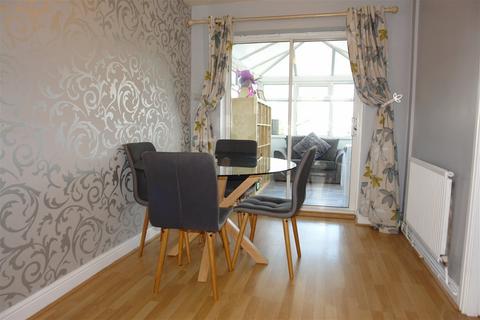7 Hill View Close, Oldham, OL1 4JB