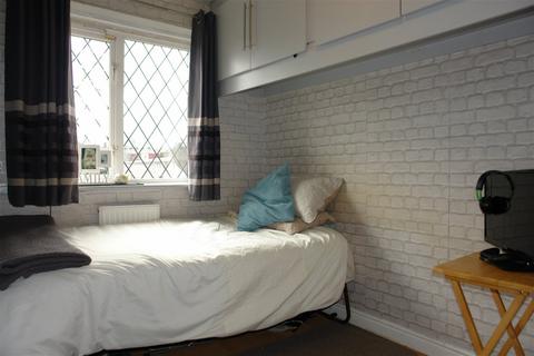 7 Hill View Close, Oldham, OL1 4JB