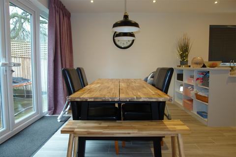 11 Fairfax Close, Chadderton, Oldham, OL9 9FQ