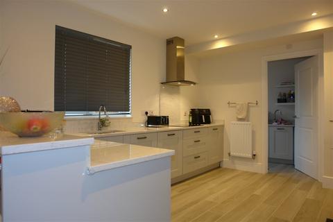 11 Fairfax Close, Chadderton, Oldham, OL9 9FQ