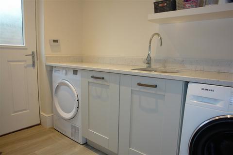 11 Fairfax Close, Chadderton, Oldham, OL9 9FQ