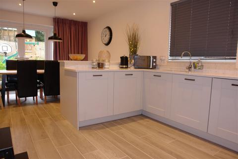 11 Fairfax Close, Chadderton, Oldham, OL9 9FQ