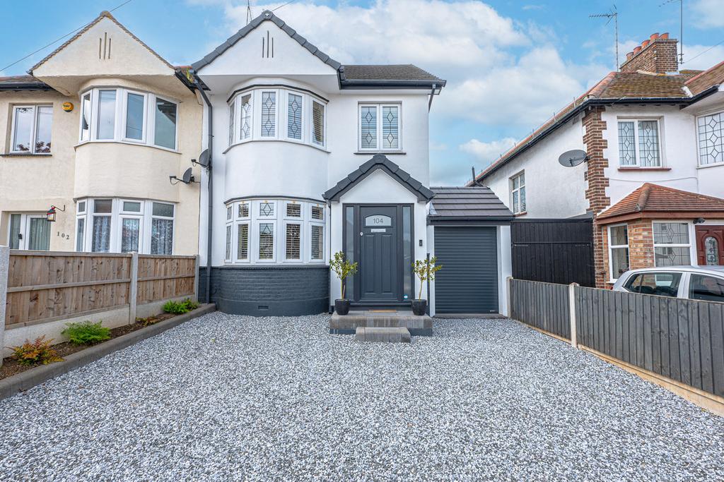 Earls Hall Avenue, Southendonsea, SS2 4 bed semidetached house £