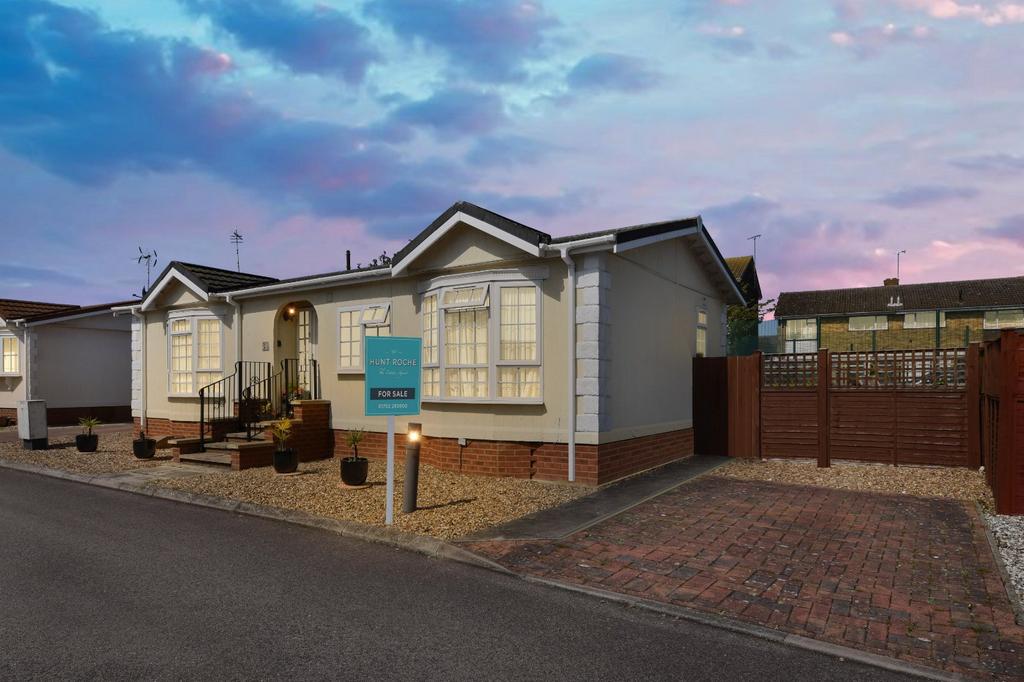 East Beach Park, Tingdene Park, Shoeburyness, Essex, SS3 2 bed bungalow