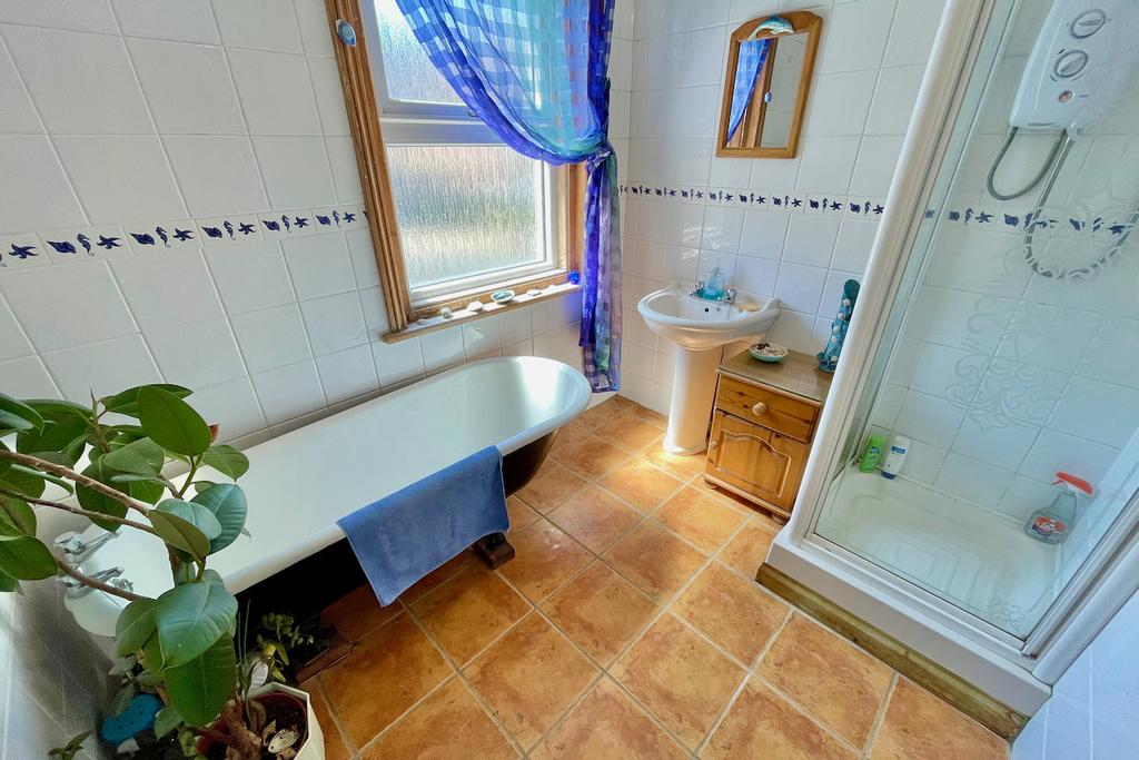 Bathroom (First Floor)