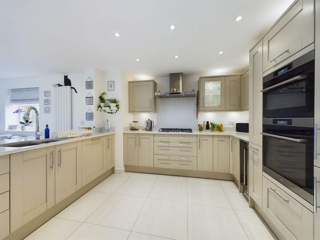 Kitchen / breakfast / family room