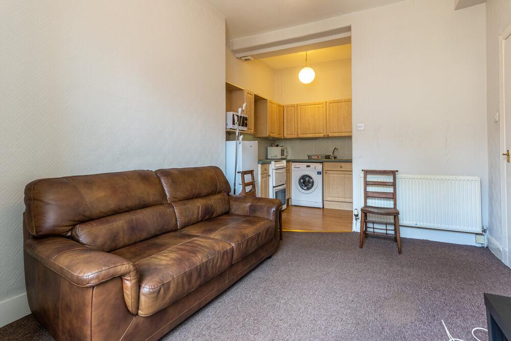 Tasteful, 1 bedroom, 2nd floor flat... 1 bed flat £875 pcm (£202 pw)