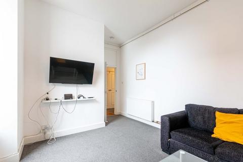 3 bedroom flat to rent, 41P – Nicolson Street, Edinburgh, EH8 9DT