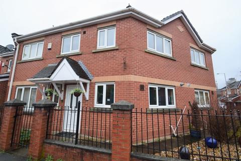 3 bedroom semi-detached house to rent, Warde Street, Hulme, Manchester. M15 5TG