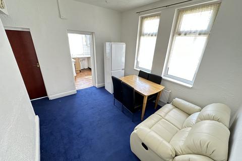 2 bedroom flat to rent, Egerton Road, Manchester, M14