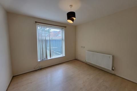 2 bedroom terraced house to rent, Moss Lane West, Manchester. M15 5PD