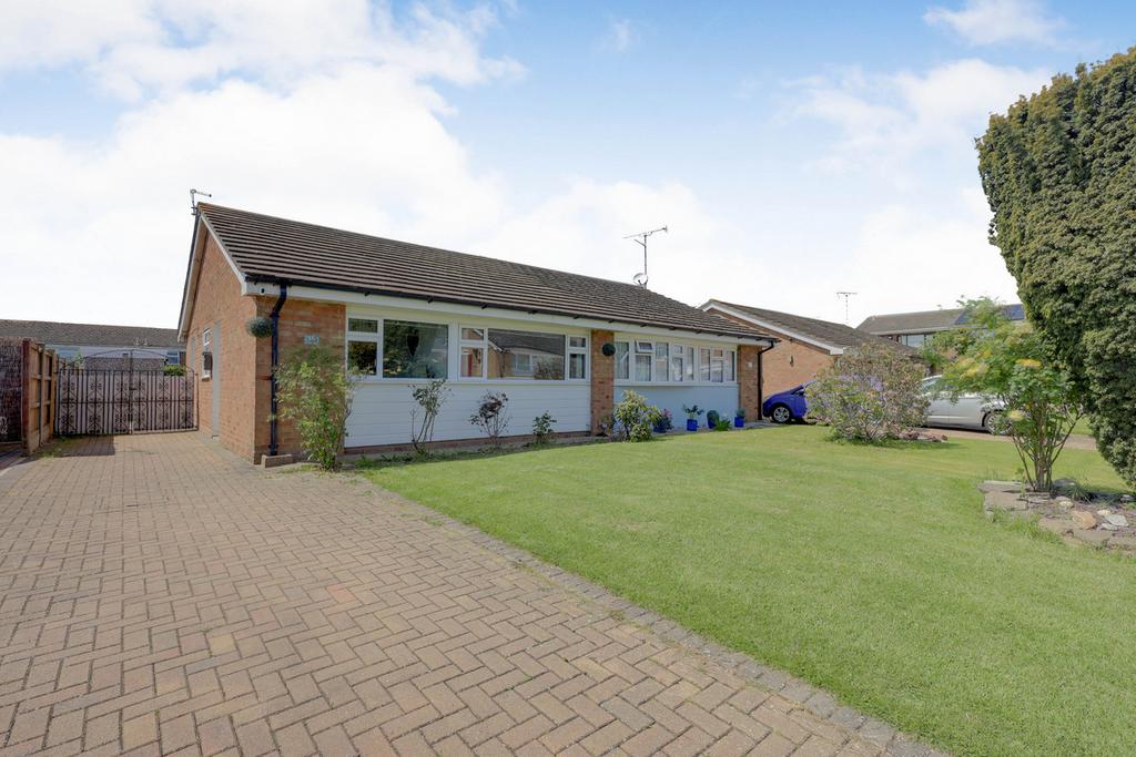 Cambridge Gardens, Rochford, SS4 2 bed semidetached bungalow for sale