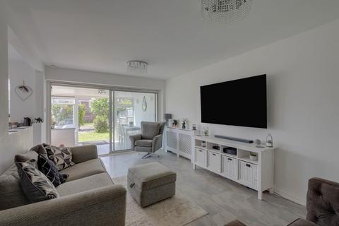15 Cambridge Gardens, Rochford, SS4 3AU