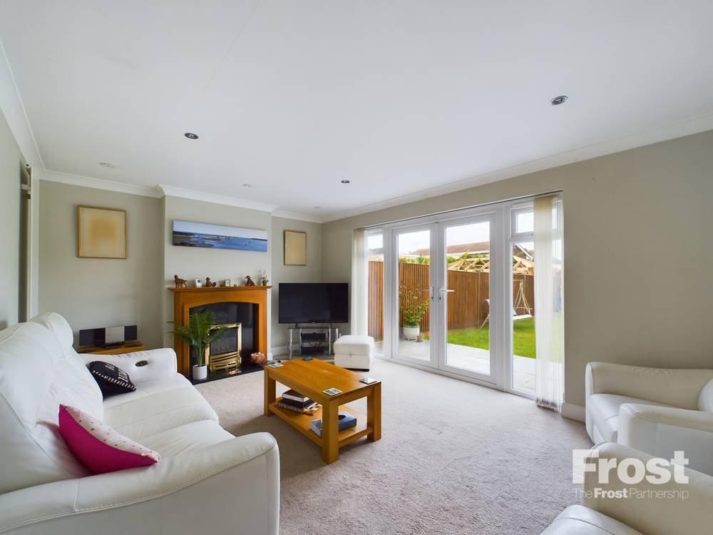 Pavilion Gardens, StainesuponThames, Surrey, TW18 5 bed semidetached