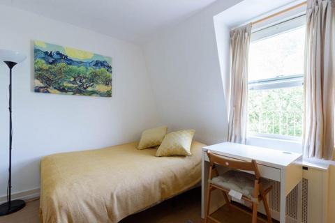Studio to rent, Penywern Road, Earls Court, London, SW5