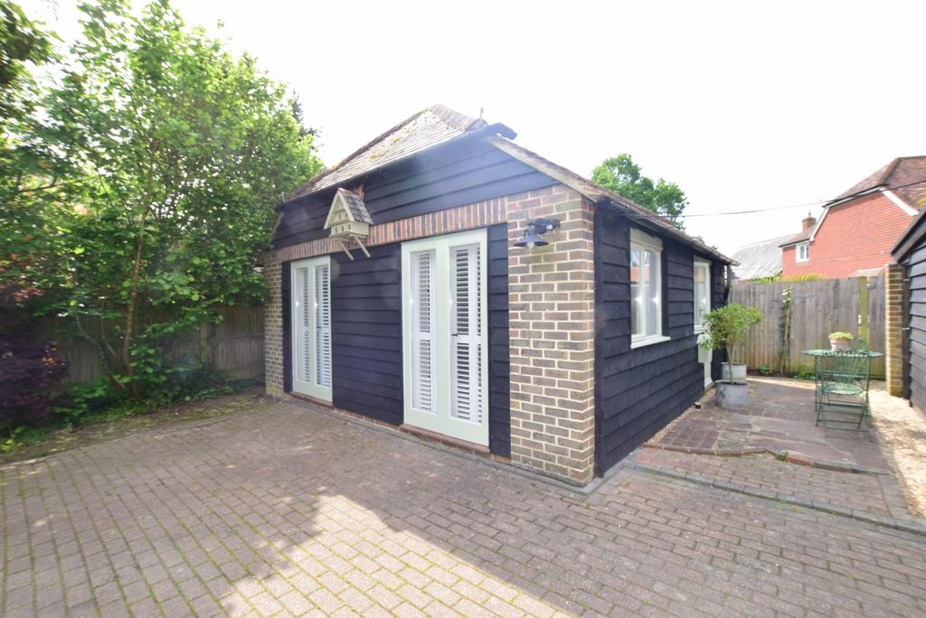 Parbrook Billingshurst RH14 1 bed apartment £850 pcm (£196 pw)