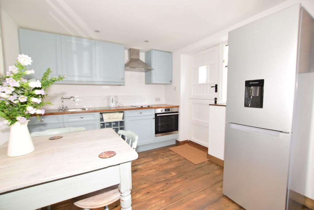 Parbrook Billingshurst RH14 1 bed apartment £850 pcm (£196 pw)