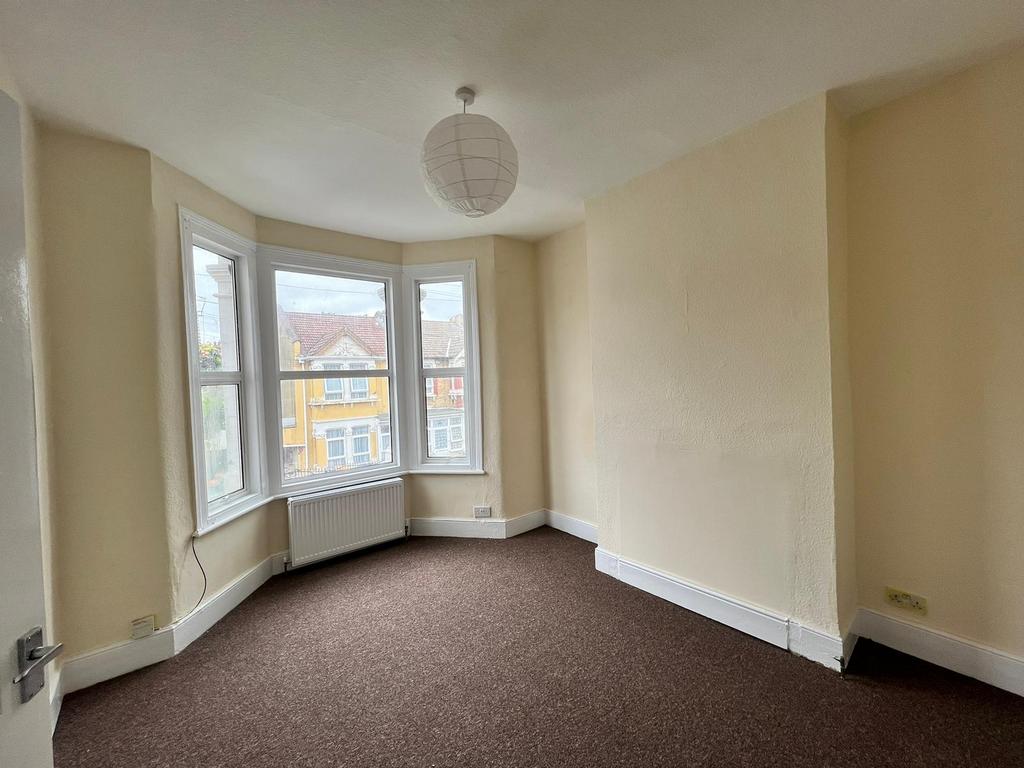 East Ham, E6 2 bed flat £1,600 pcm (£369 pw)
