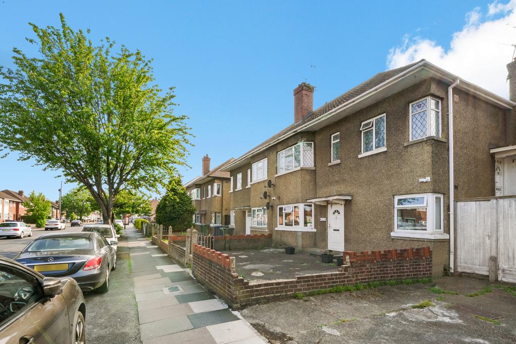 Lady Margaret Road Southall Ub1 2 Bed Maisonette For Sale £330 000