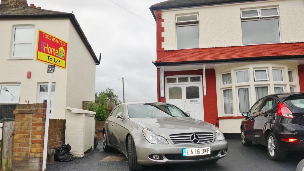 Tomswood Hill, Chigwell, IG6 1 bed flat to rent £1,450 pcm (£335 pw)