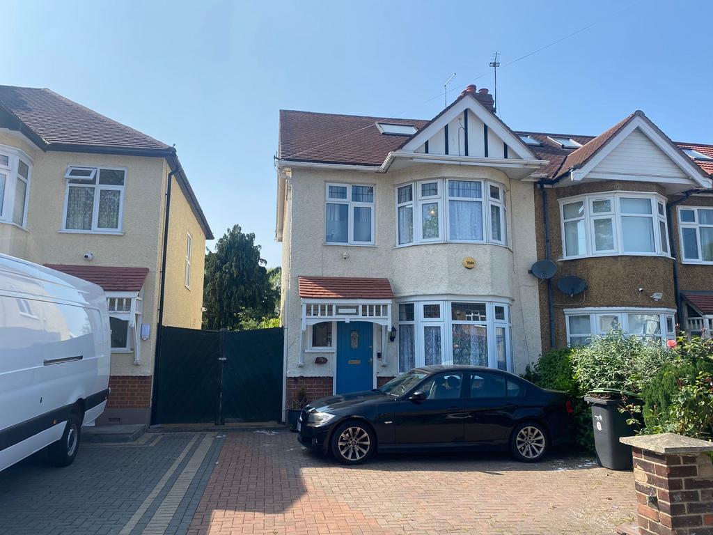 Ladysmith Road, Enfield, EN1 4 bed end of terrace house £2,200 pcm (£