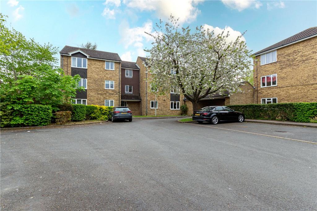 Wellington Drive, Welwyn Garden City... 1 bed apartment £200,000